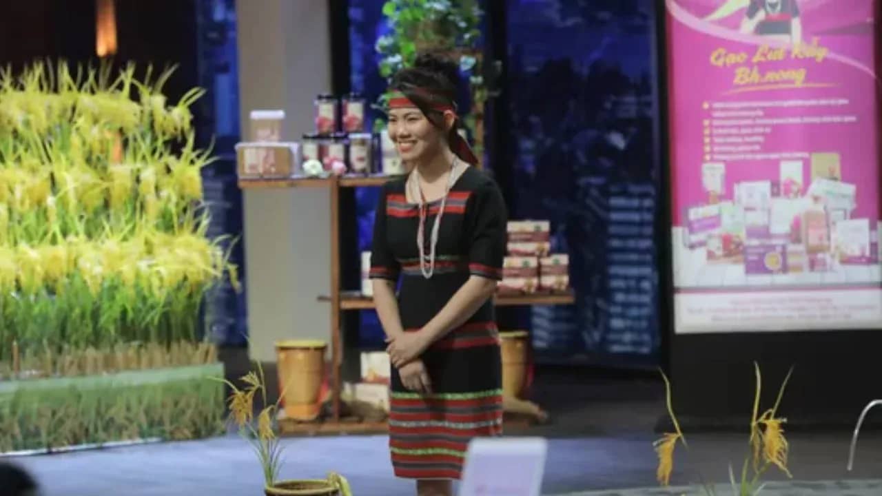 BH Nong founder presents organic rice products on Shark Tank Vietnam stage, highlighting local agricultural innovation.