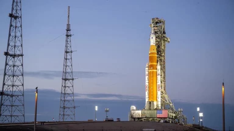 Artemis II SLS rocket and Orion spacecraft illuminated at Launch Pad 39B during nighttime prelaunch preparations at NASA’s Kennedy Space Center.