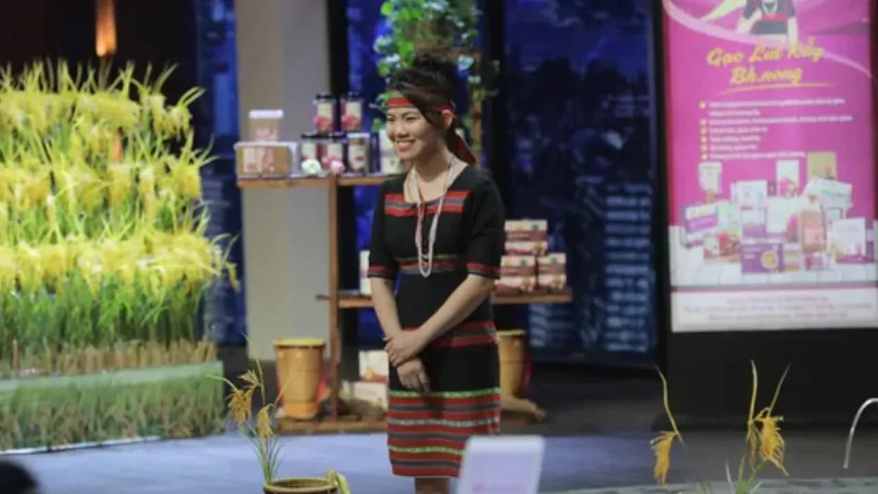 BH Nong founder presents organic rice products on Shark Tank Vietnam stage, highlighting local agricultural innovation.