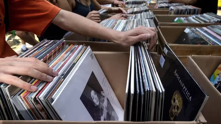 vinyl-collecting-music-experience