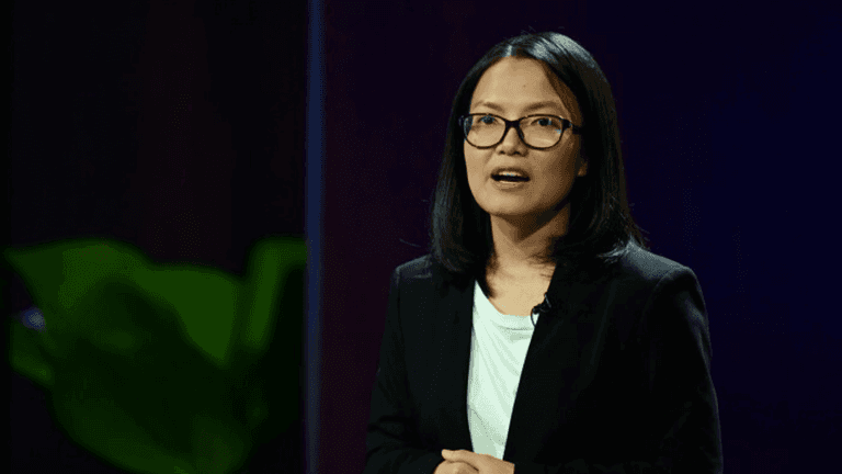 Bui Thi Hoang Diep, founder of eJoy English, presenting on Shark Tank Vietnam Season 6