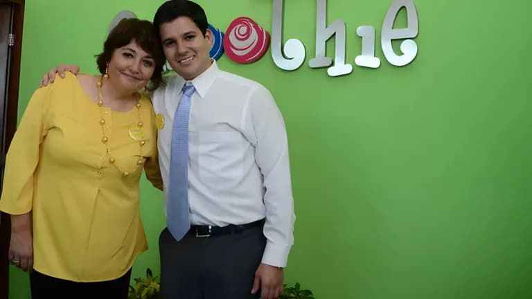 Agustín Tristán Aldave and Rebeca Aldave, founders of Samba Smoothie, during their Shark Tank México pitch