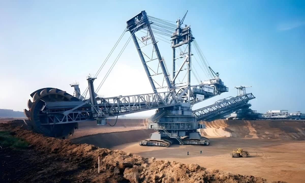 This Machine Is Taller Than a 30-Story Building and Can Hold Cars in Its Buckets