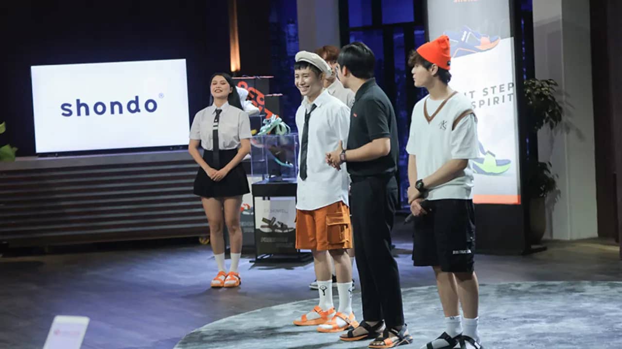 Shondo team presenting their youth footwear brand on Shark Tank Vietnam with colorful sandals on display