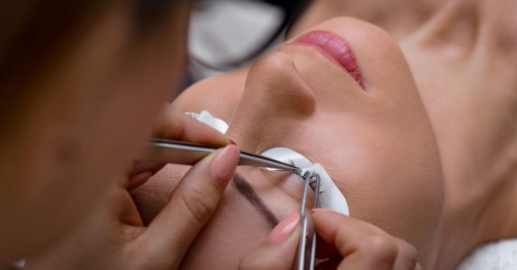 Choosing the Right Eyelash Extension Glue for You