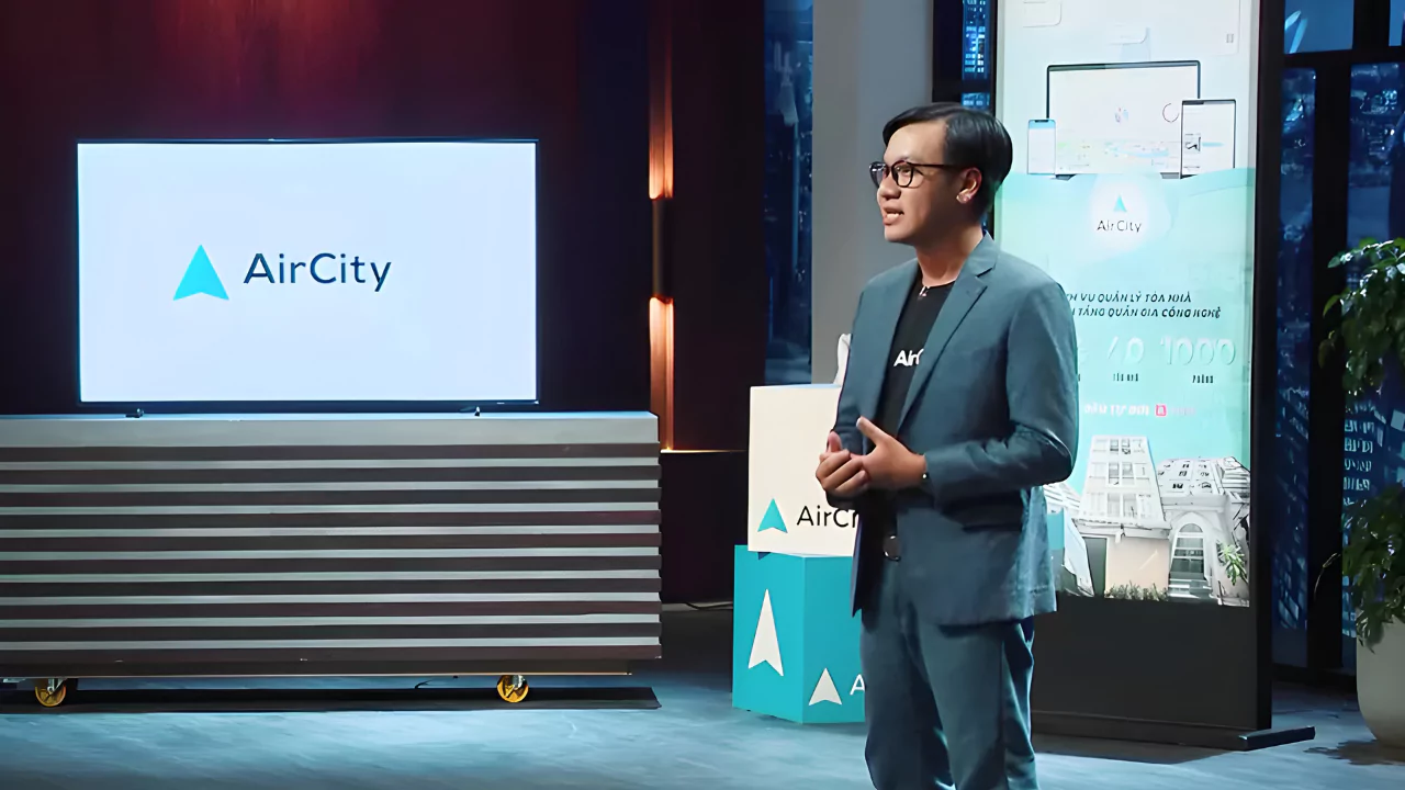 AirCity co-founder Lê Hoàng Nhật presenting smart rental automation on Shark Tank Vietnam
