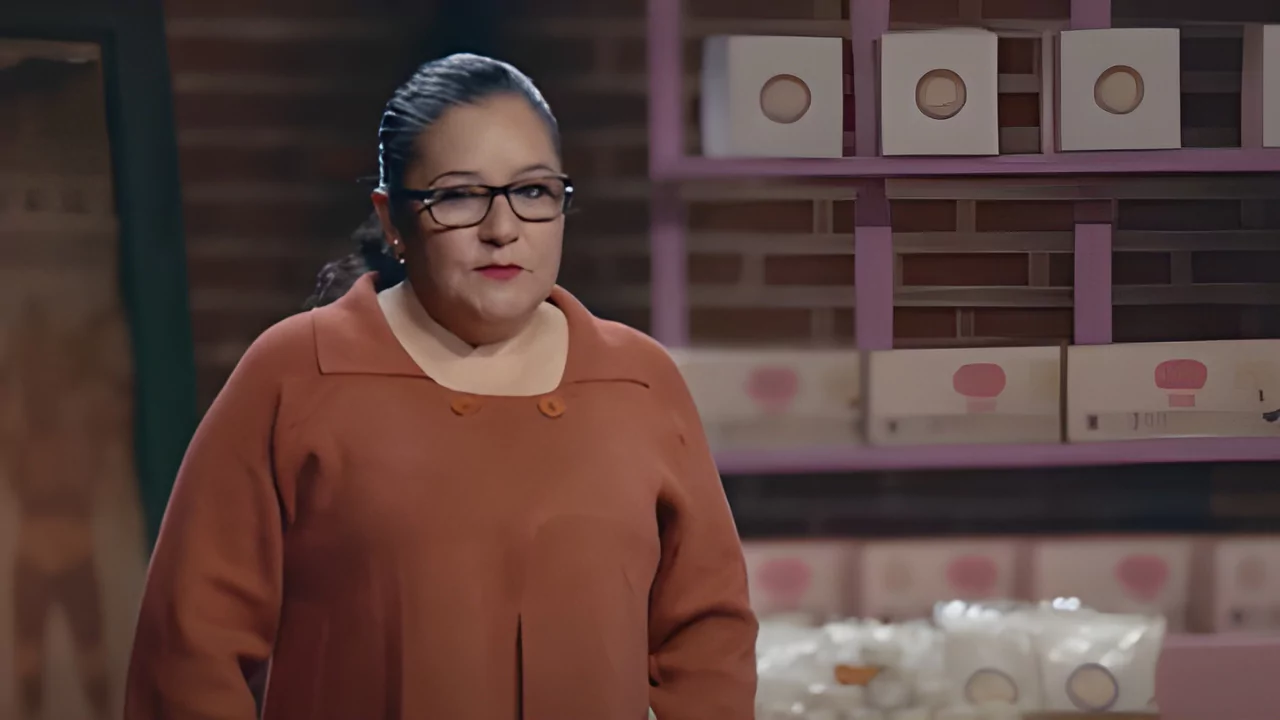 Alejandra Flores presenting Mazapanes Elisa during her Shark Tank México pitch episode.
