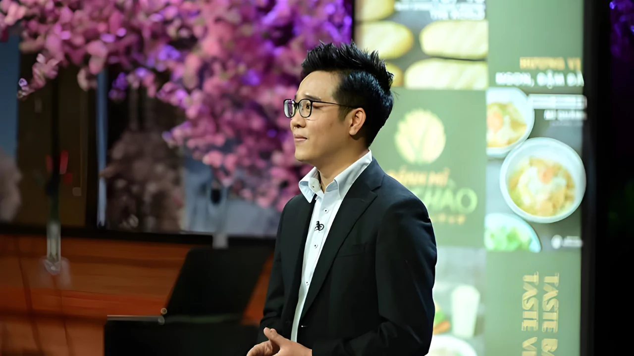 Founder of Bánh mì Xin Chào pitching the Vietnamese food brand on Shark Tank Vietnam