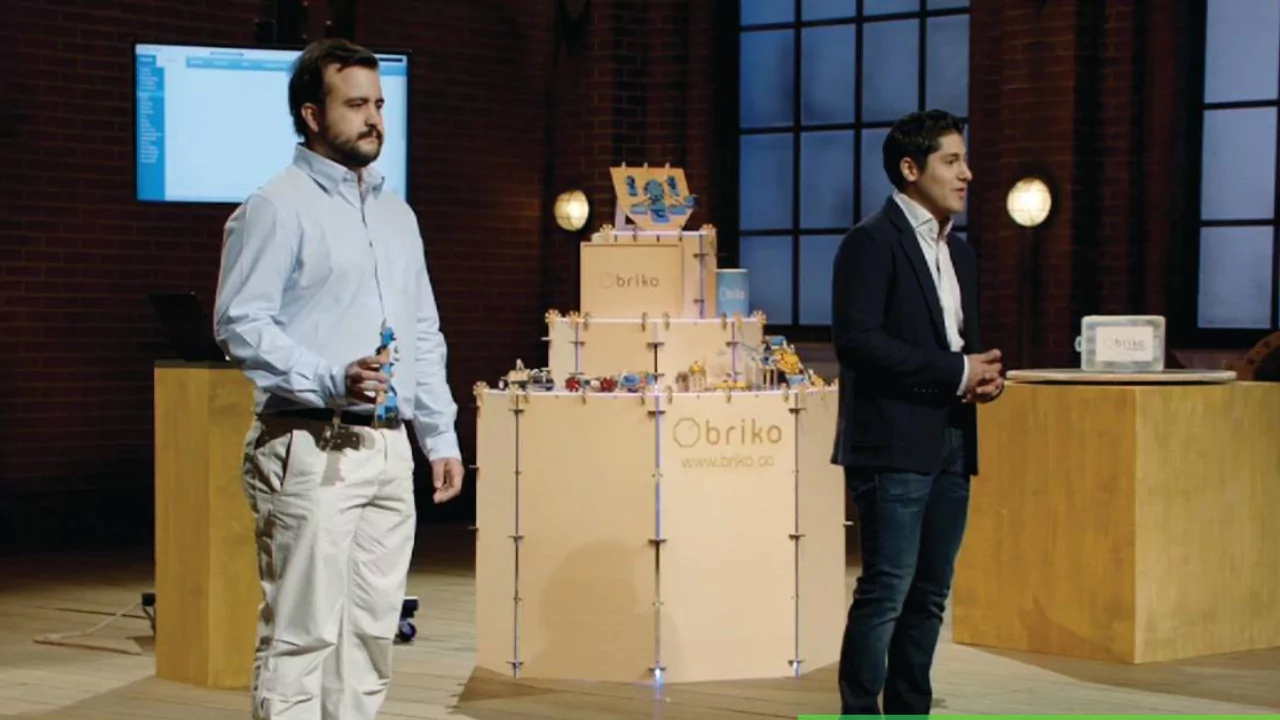 Briko founders presenting modular robotics kits during their Shark Tank México pitch to secure investment for STEM education
