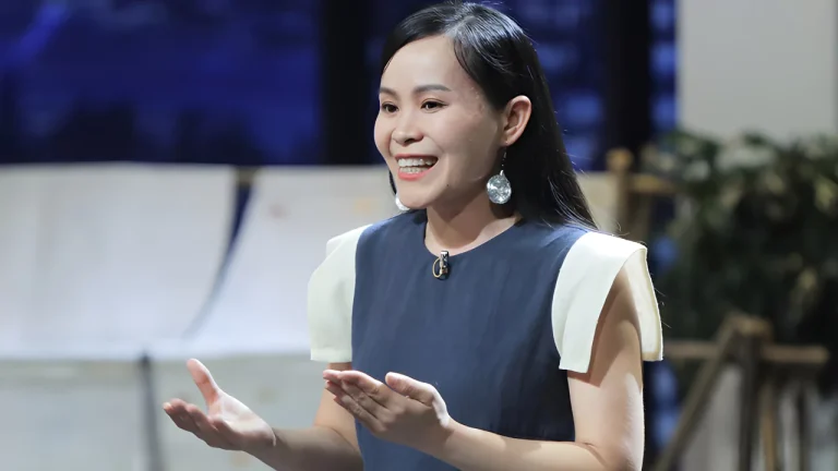 Vu Thi Liễu pitching Ecosoi on Shark Tank Vietnam, presenting sustainable fabric made from pineapple leaf fiber.