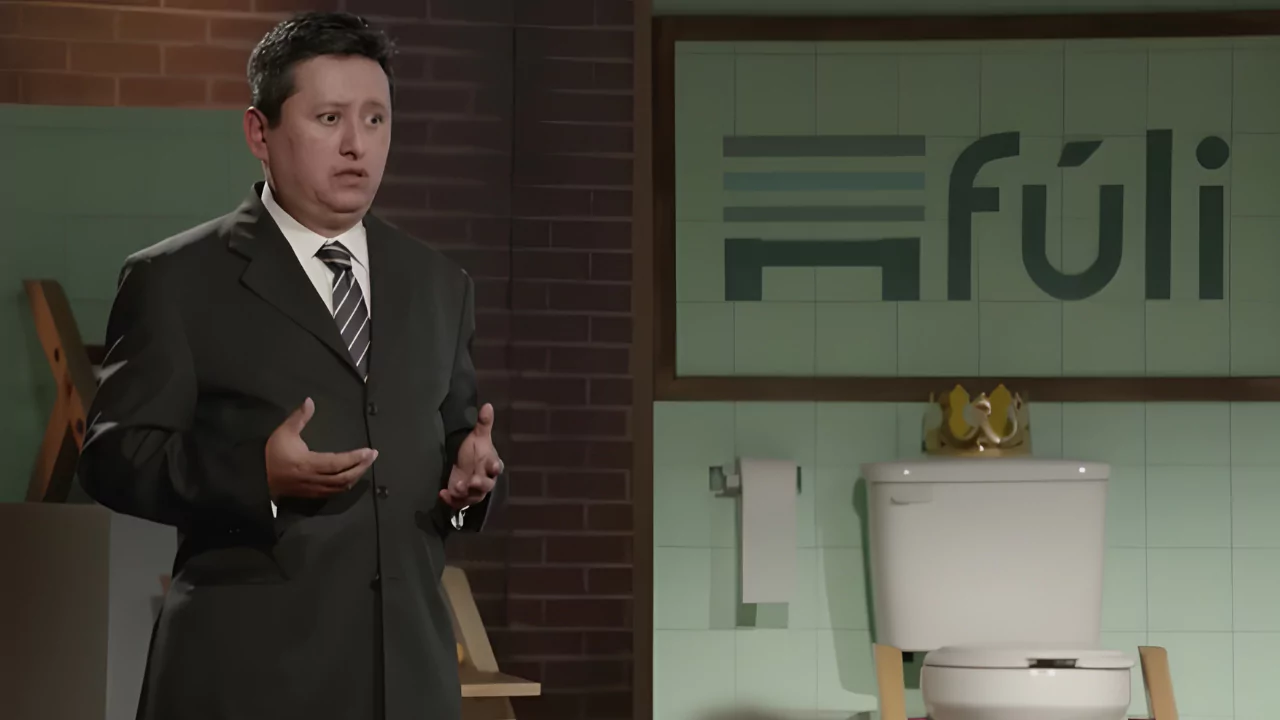 Fausto Carabantes pitching Fúli toilet footstool on Shark Tank México Season 3 set