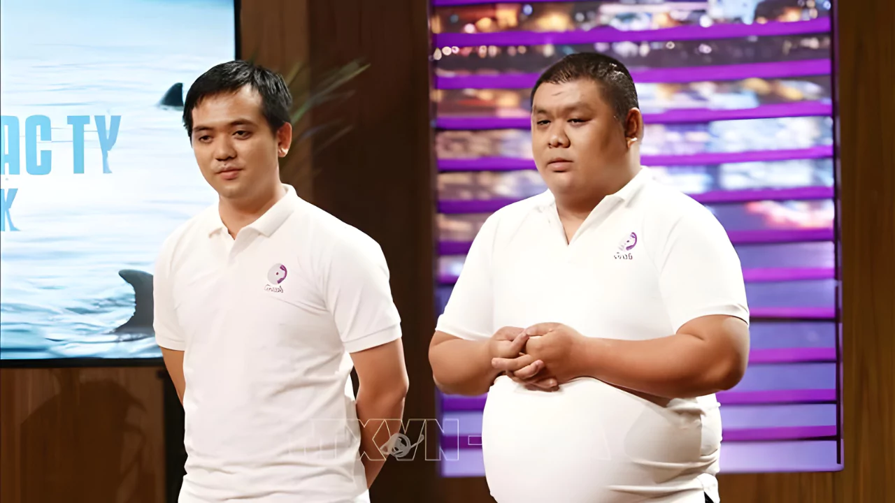 Founders of Gcalls pitching their cloud-based call center startup on Shark Tank Vietnam during the historic $1 million episode