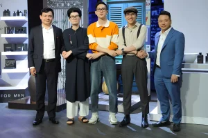 Nerman founders shaking hands with Shark Phú and Shark Bình on Shark Tank Vietnam Season 5