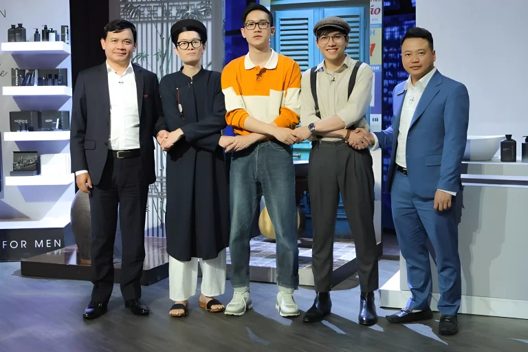 Nerman founders shaking hands with Shark Phú and Shark Bình on Shark Tank Vietnam Season 5