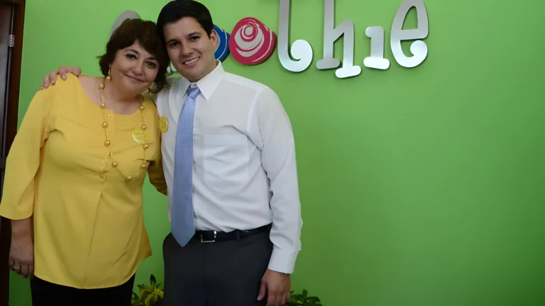 Agustín Tristán Aldave and Rebeca Aldave, founders of Samba Smoothie, during their Shark Tank México pitch