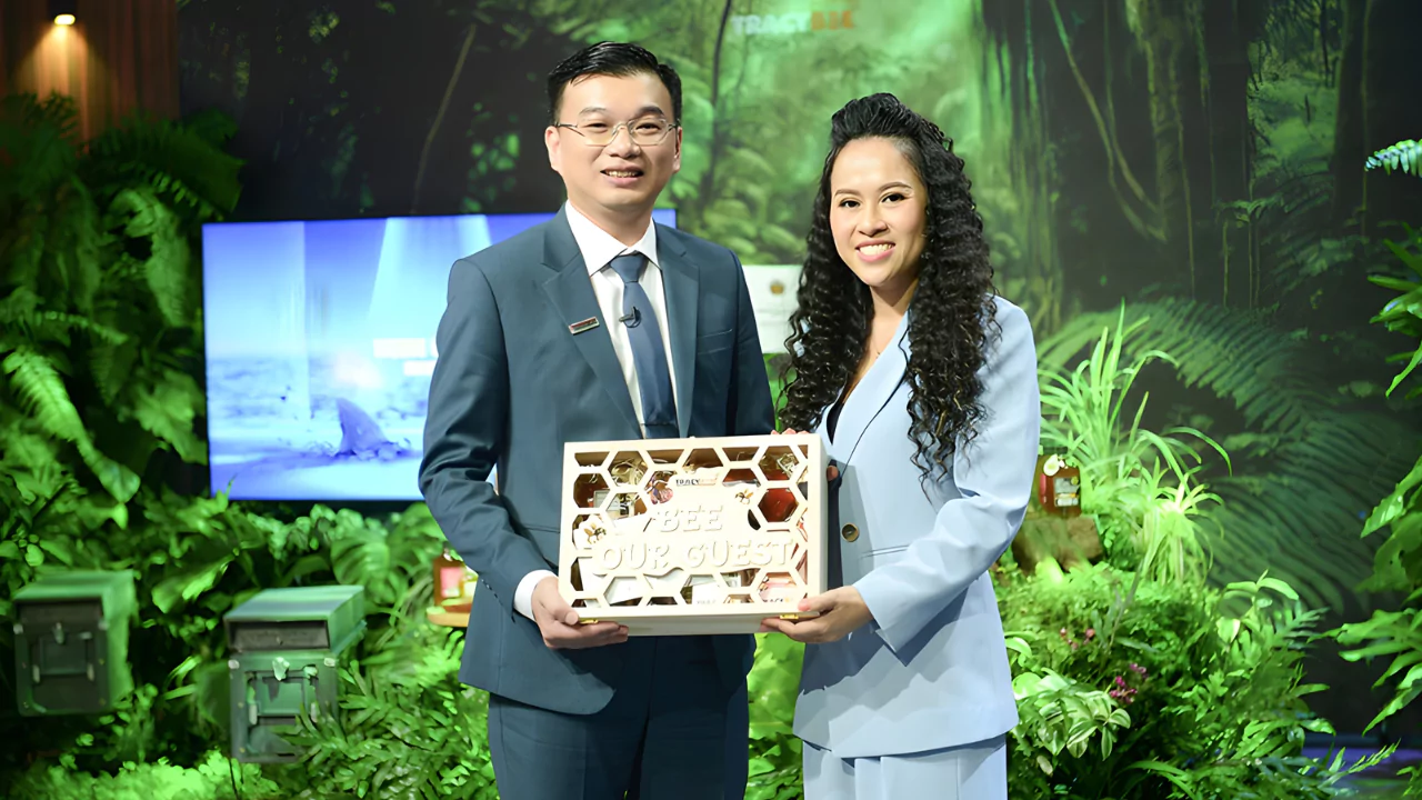 Tracybee founder Lê Ngọc Thu Trang with Shark Lê Hùng Anh after securing a $1 million deal on Shark Tank Vietnam.
