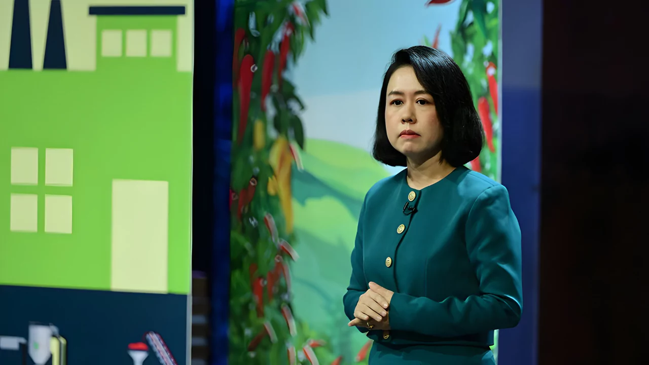 Founder of Tri Viet Phat presenting Wil Tea on Shark Tank Vietnam stage