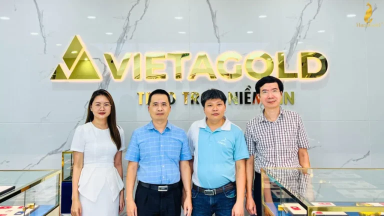 HanaGold and VietAGold founders standing together after Shark Tank, showcasing their gold investment partnership in 2025.