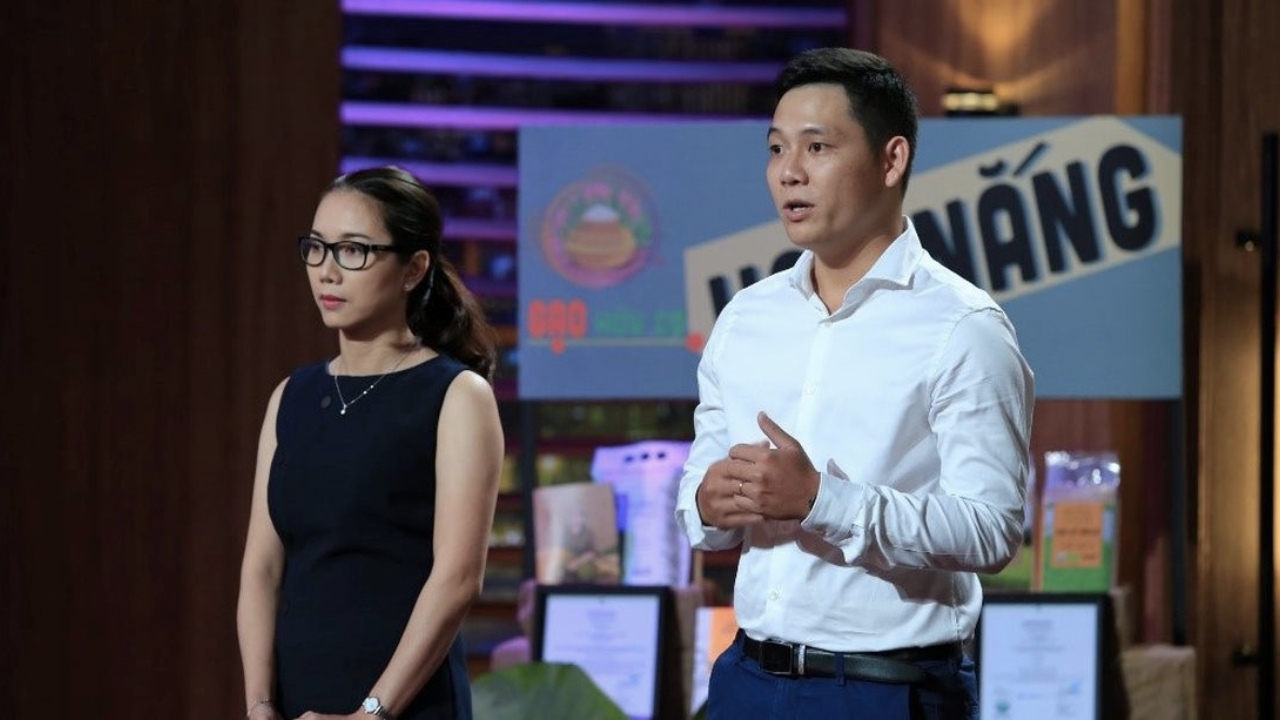 Hoa Nắng Organic founders pitching their organic rice and sugar startup on Shark Tank Vietnam Season 2