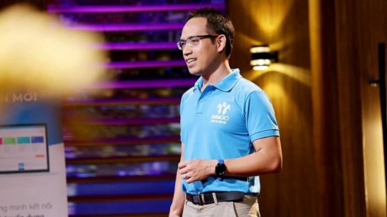 JobsGO founder pitching on Shark Tank Vietnam Season 2 in 2018