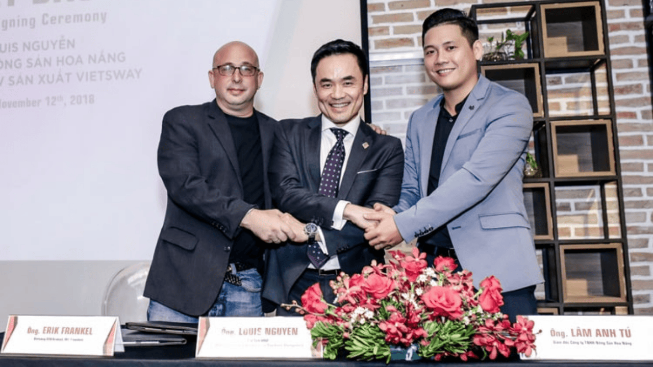 Erik Frankel and Louis Nguyen at Vietsway Shark Tank Vietnam investment signing ceremony 2018