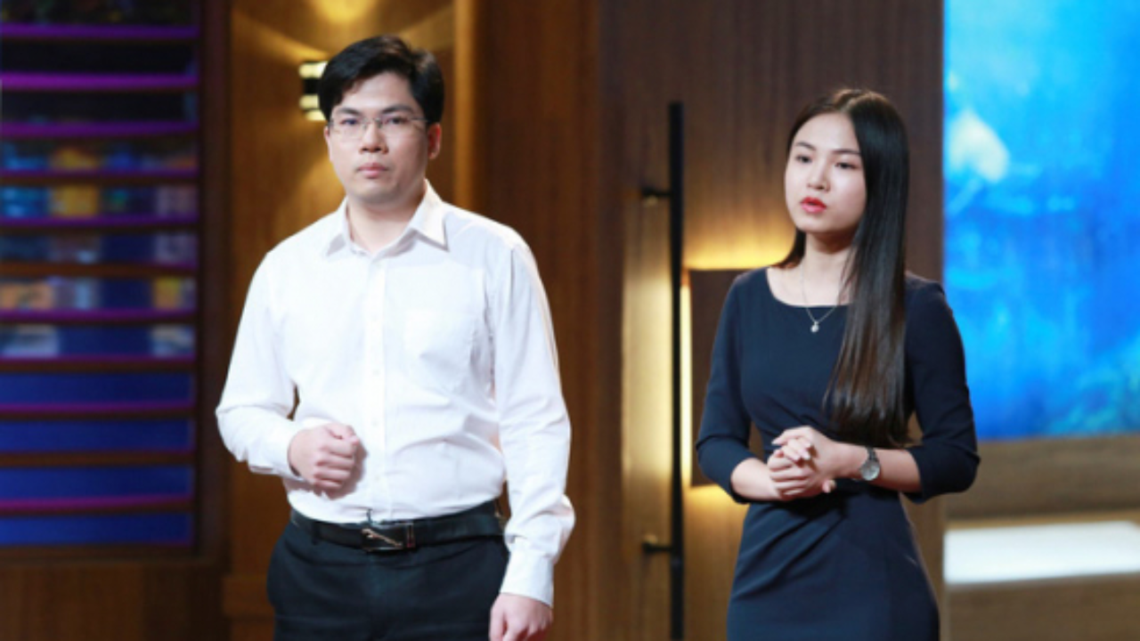 Abivin founders Pham Nam Long and Nguyen Hoang Anh presenting their AI logistics startup on Shark Tank Vietnam