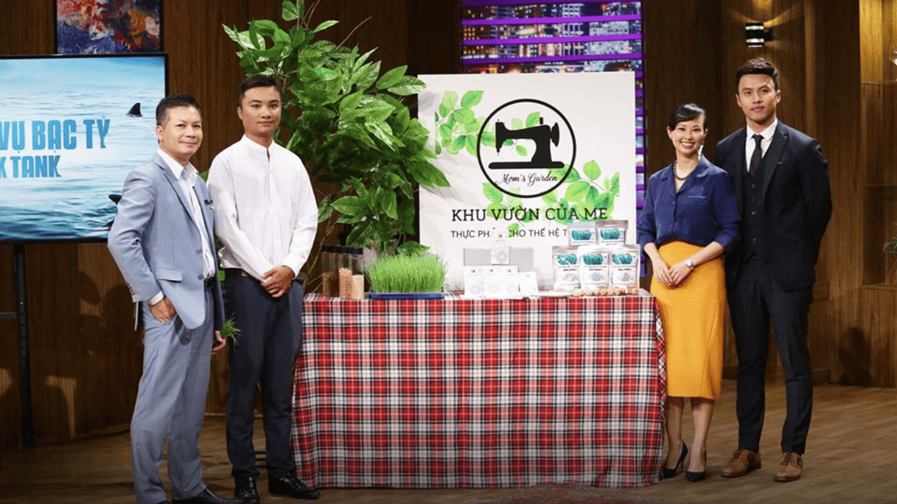 Khu Vườn Của Mẹ team pitching healthy food startup on Shark Tank Vietnam with investors and product display