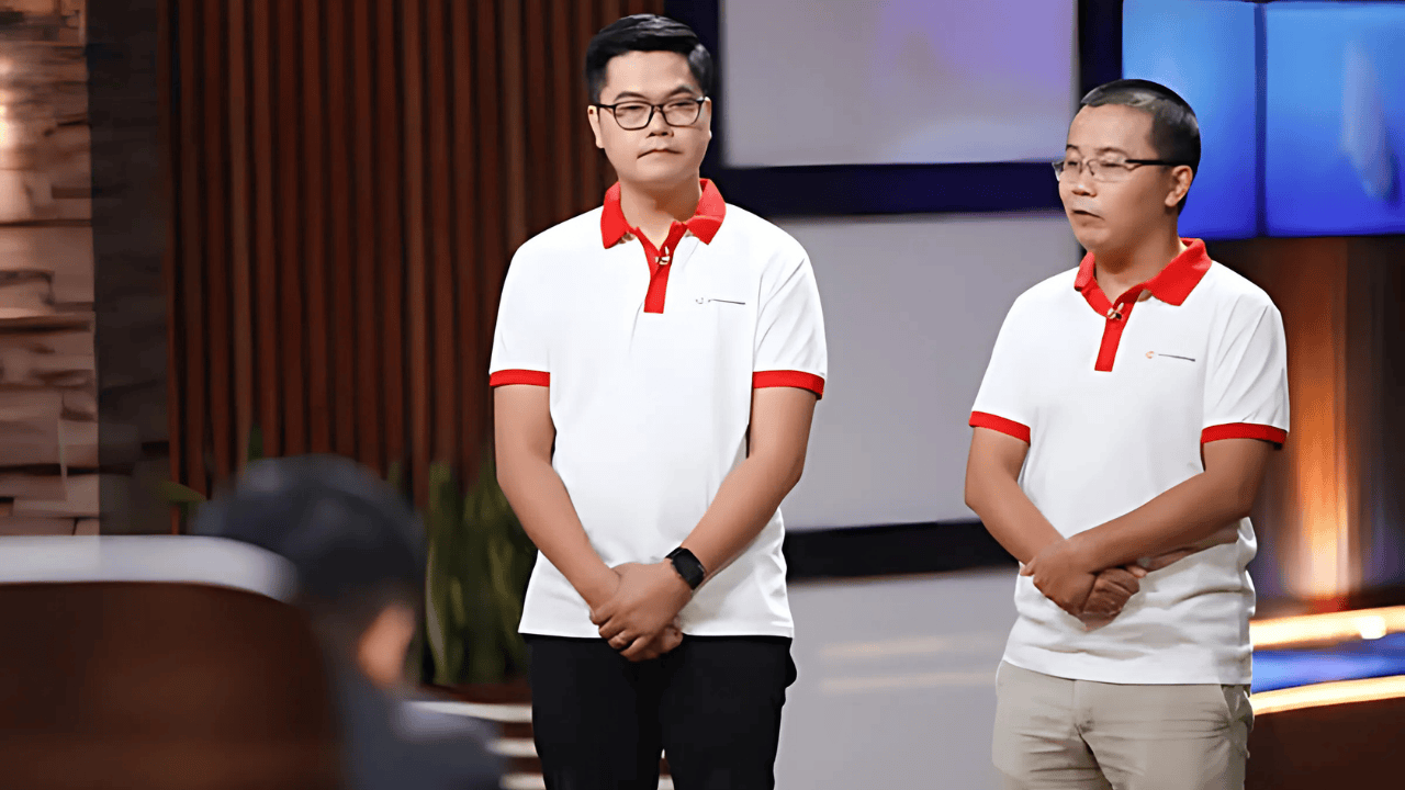 AnHome founders presenting smart-home IoT devices on Shark Tank Vietnam Season 4