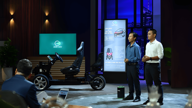 Cababa founders Nguyen Tuan Anh and Tran Quyet Tien presenting their electric vehicle prototype on Shark Tank Vietnam.