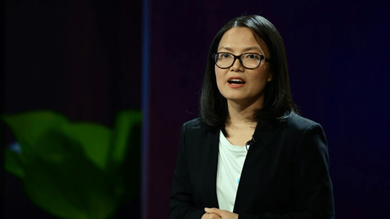 Bui Thi Hoang Diep, founder of eJoy English, presenting on Shark Tank Vietnam Season 6