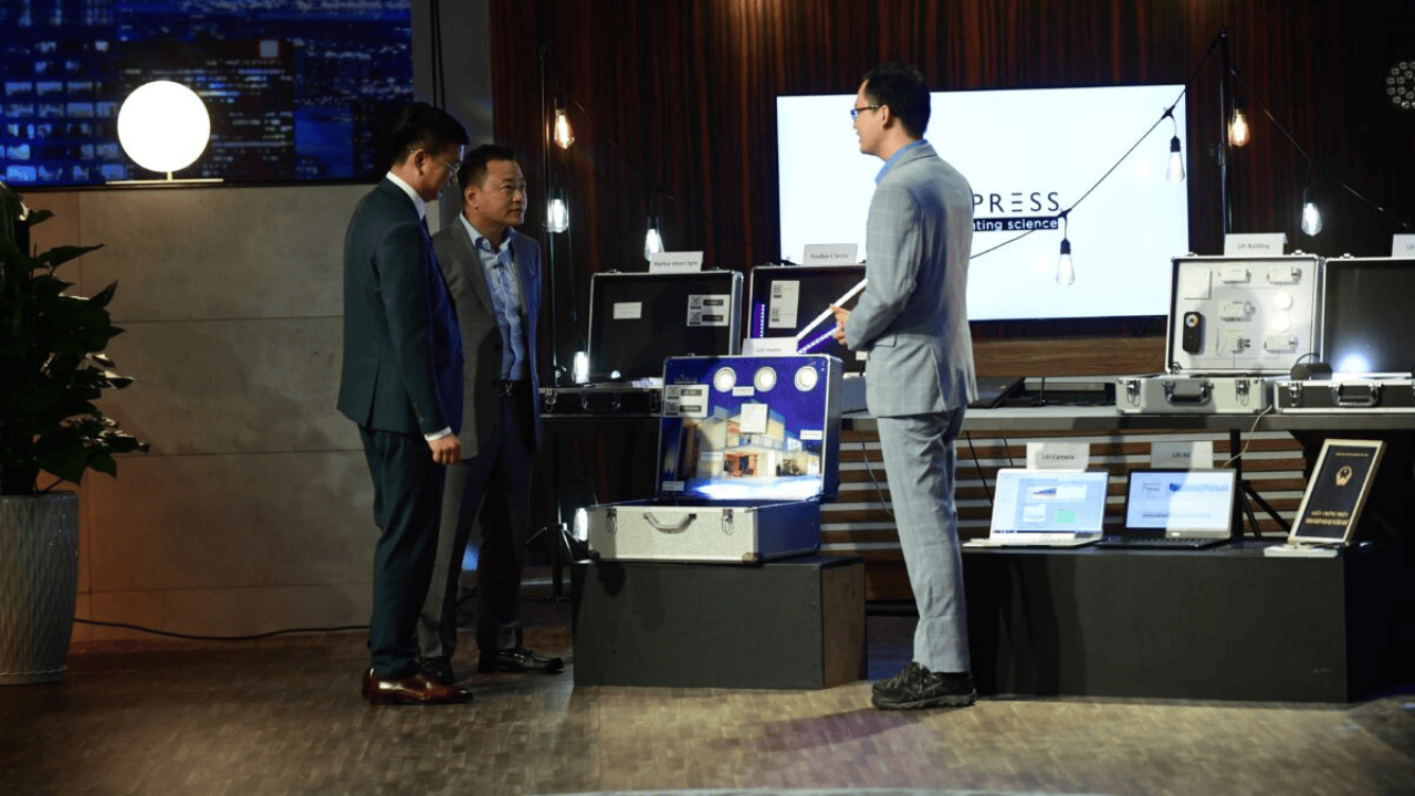 HuePress founder Nguyễn Văn Tràng presenting LiFi technology to Sharks on Shark Tank Vietnam Season 6