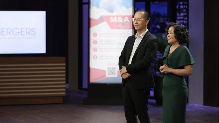 InMergers founders Thao Nguyen and Toan Pham presenting their digital M&A platform on Shark Tank Vietnam Season 6