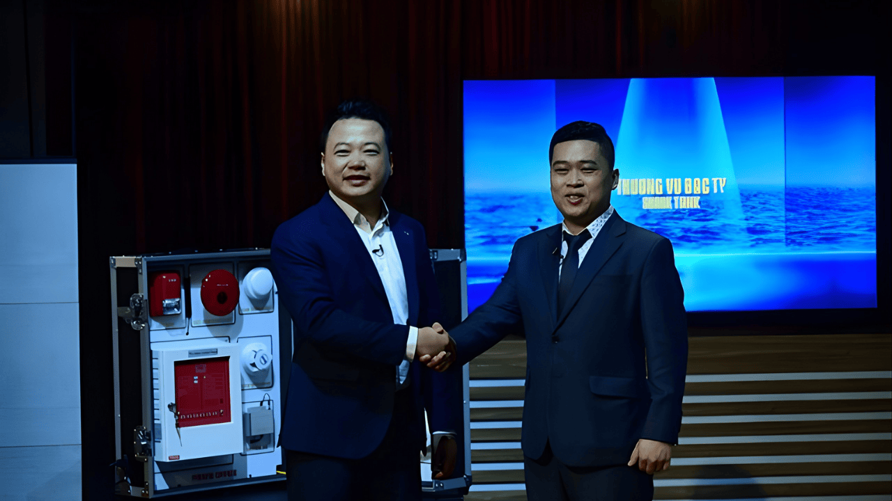 PiSafe founder Tran Xuan Truong shaking hands with Shark Binh after securing a $250,000 investment on Shark Tank Vietnam.
