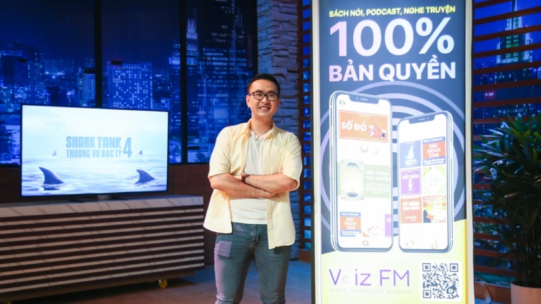 Voiz FM founder presenting on Shark Tank Vietnam with a banner showing 100% licensed audiobooks and podcasts.